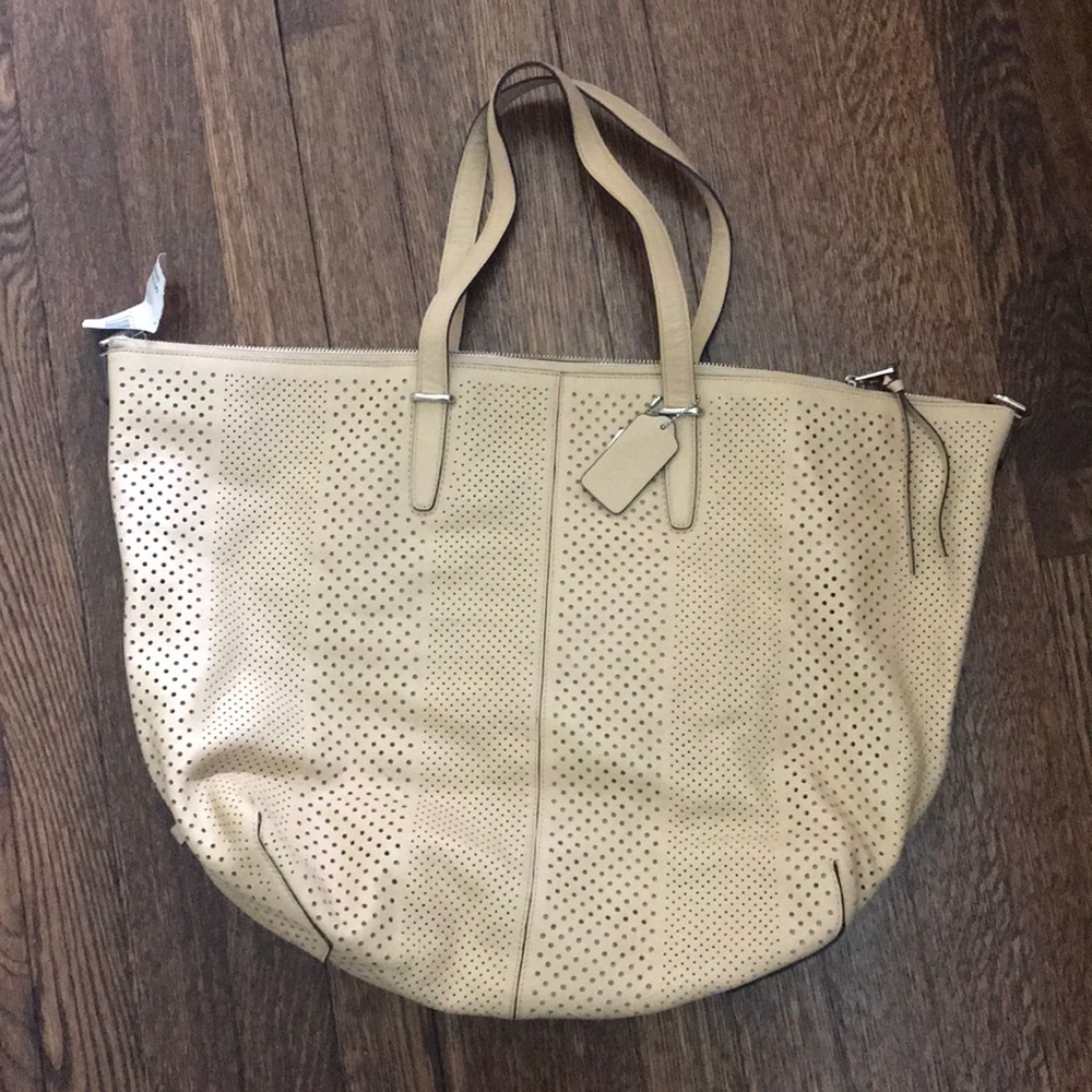 🆕Cream Coach bag.